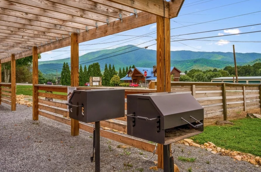 More Photos Of 3804 Wears Valley Rd, Sevierville Hotel For Sale