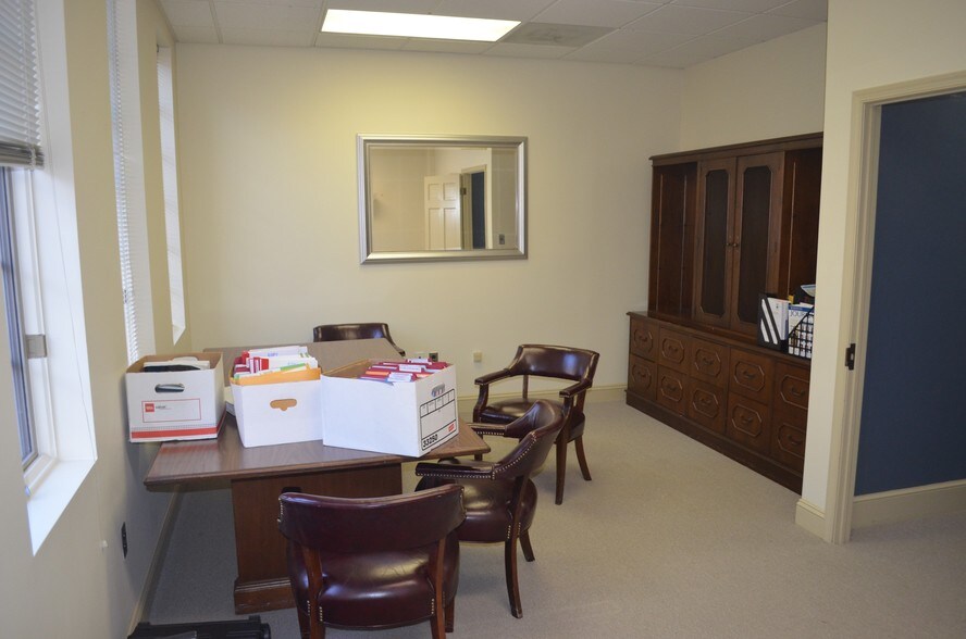 More Photos Of 3923 Blenheim Blvd, Fairfax Medical For Sale