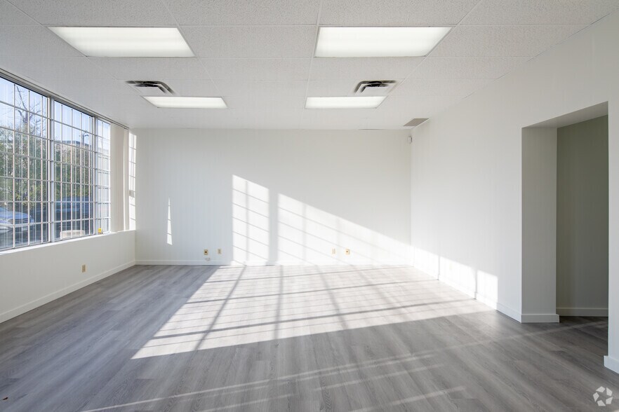 More Photos Of 1040 Martin Grove Rd, Toronto Service For Sale
