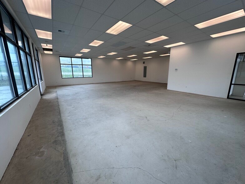 More Photos Of 104 Clover Leaf Loop, Sutherlin Storefront For Lease