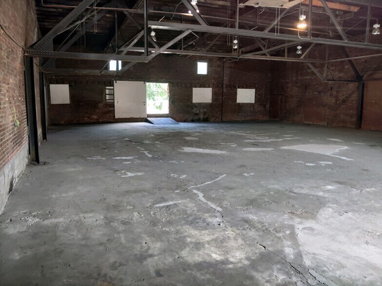 More Photos Of 625 S Willis Ave, Independence Warehouse For Sale