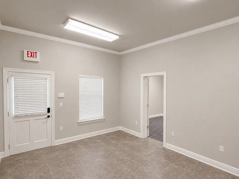 More Photos Of 10621 Plaza Americana, Baton Rouge Office For Lease