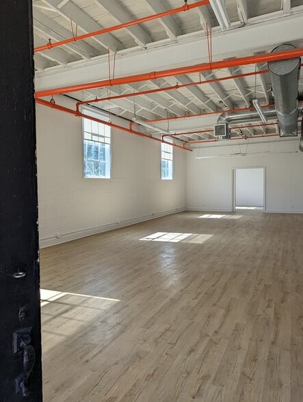 More Photos Of 583 Pacific St, Stamford Freestanding For Lease
