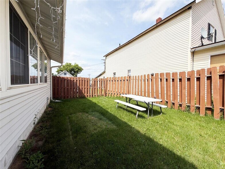 More Photos Of 613 E La Salle Ave, Barron Restaurant For Sale