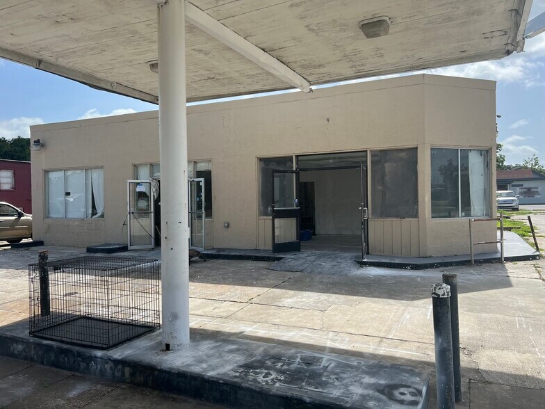 More Photos Of 100 Ponce de Leon Blvd, Brooksville Service Station For Sale