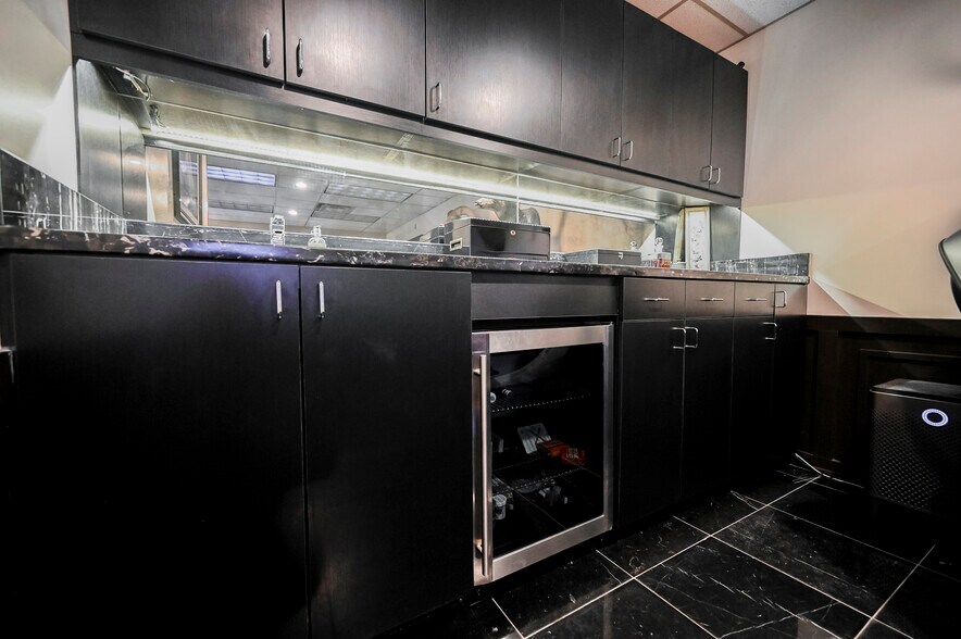 More Photos Of 630 S 3rd St, Las Vegas Office For Sale