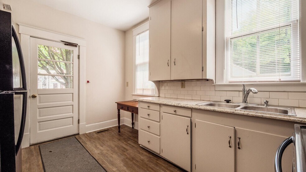 More Photos Of 124 S Pearl St, Granville Office Residential For Lease