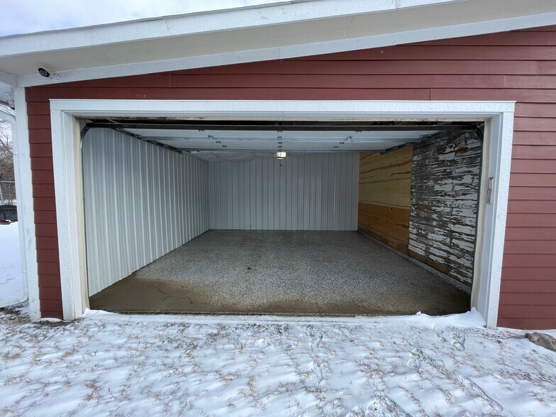 More Photos Of 195 E Hamburg St, Pinckney Office For Lease