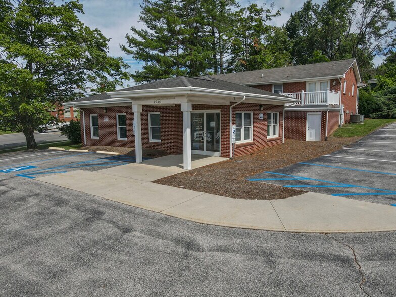 More Photos Of 1201 Elm St, Christiansburg Office For Sale
