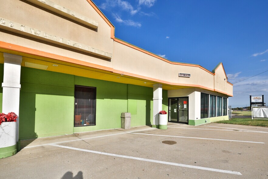 More Photos Of 107 N Bluff Rd, Collinsville Storefront For Sale