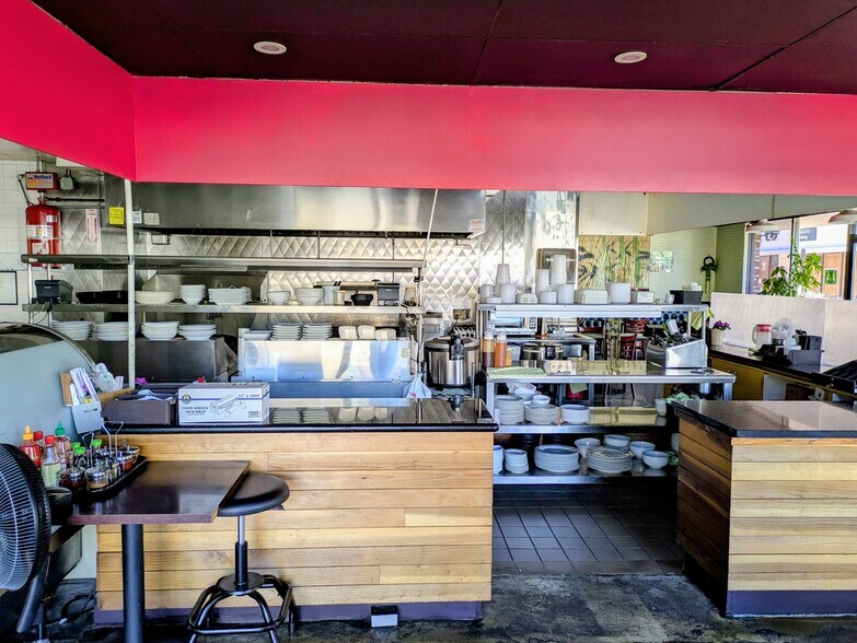 More Photos Of 15928 Ventura Blvd, Encino Storefront Retail Office For Lease