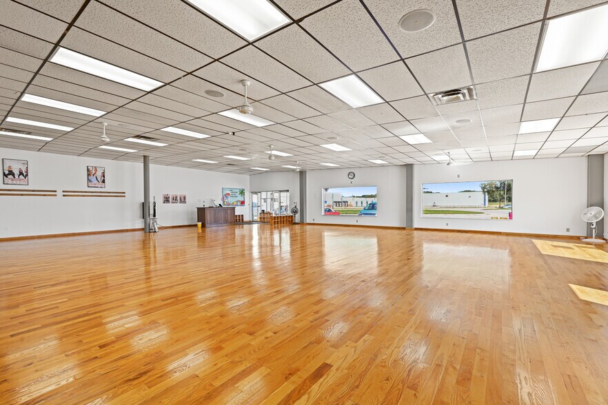 More Photos Of 2095 Kerper Blvd, Dubuque General Retail For Lease