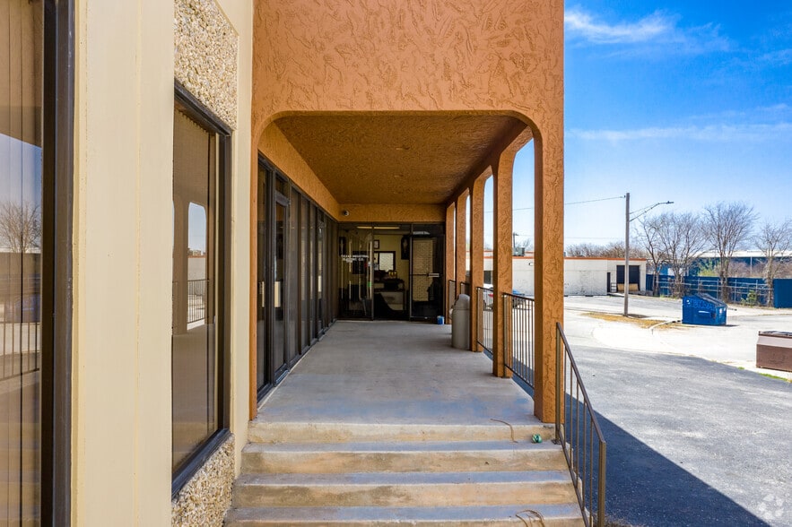 More Photos Of 11116-11120 Watt Cir, San Antonio Light Distribution For Lease