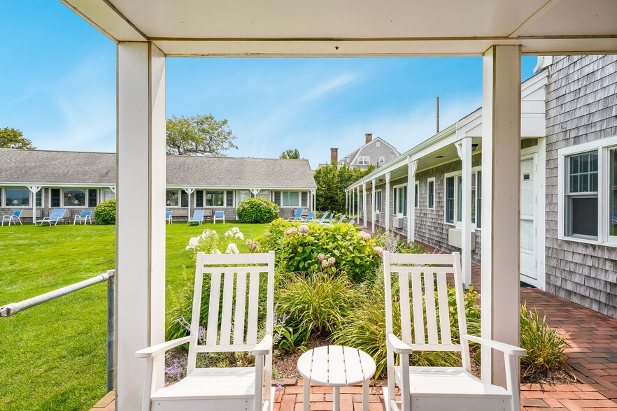 More Photos Of 196 Shore Rd, Chatham Hotel For Sale