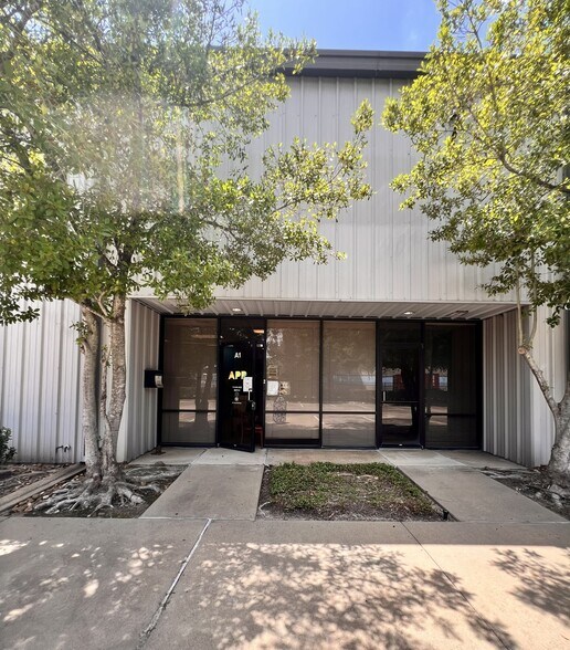 More Photos Of 5611 Guhn Rd, Houston Warehouse For Lease