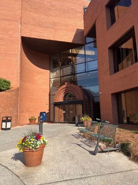 More Photos Of 5555 Peachtree Dunwoody Rd NE, Atlanta Medical For Lease
