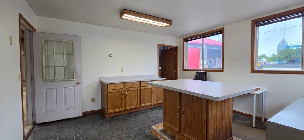 More Photos Of 121 Myrtle Ave S, Annandale Industrial For Sale