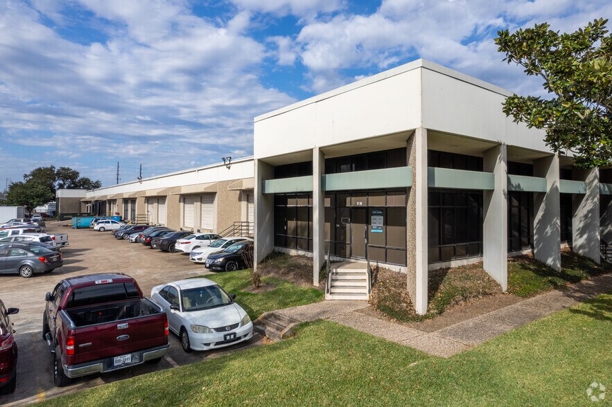 More Photos Of 9200-9230 Baythorne Dr, Houston Unknown For Lease