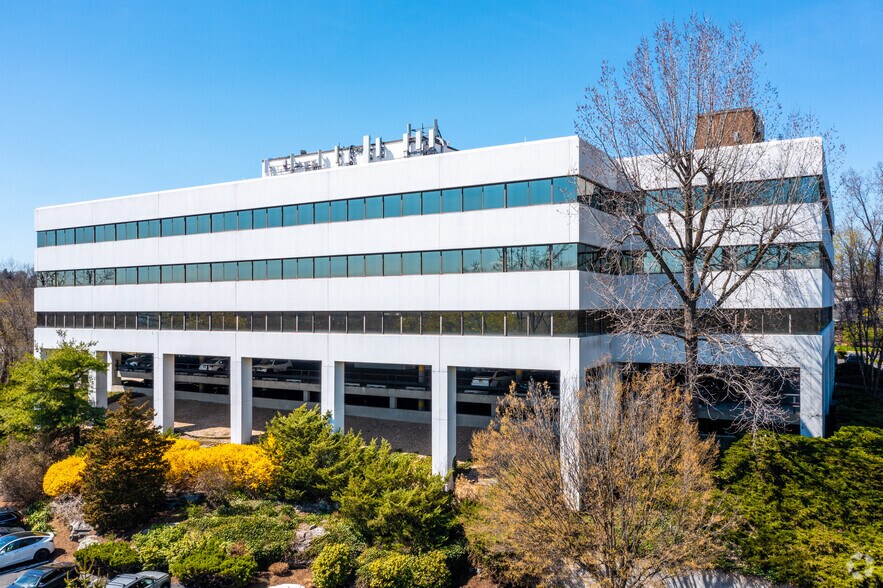 More Photos Of 4 W Red Oak Ln, White Plains Office For Lease