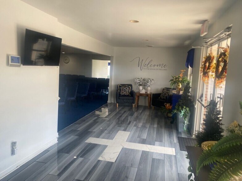 More Photos Of 109 Fontaine Dr, Ridgeway Funeral Home For Sale