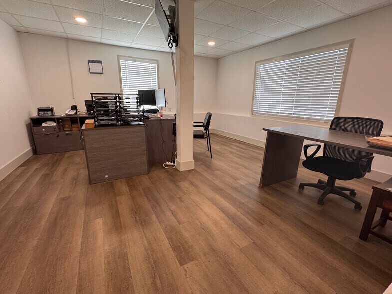 More Photos Of 6301 Causeway Blvd, Tampa Auto Repair For Lease