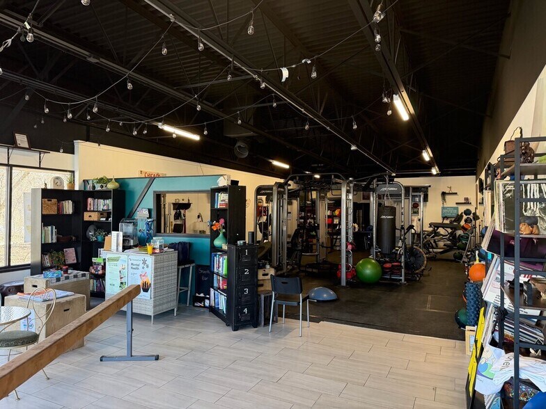 More Photos Of 624-630 Roosevelt Rd, Wheaton General Retail For Lease