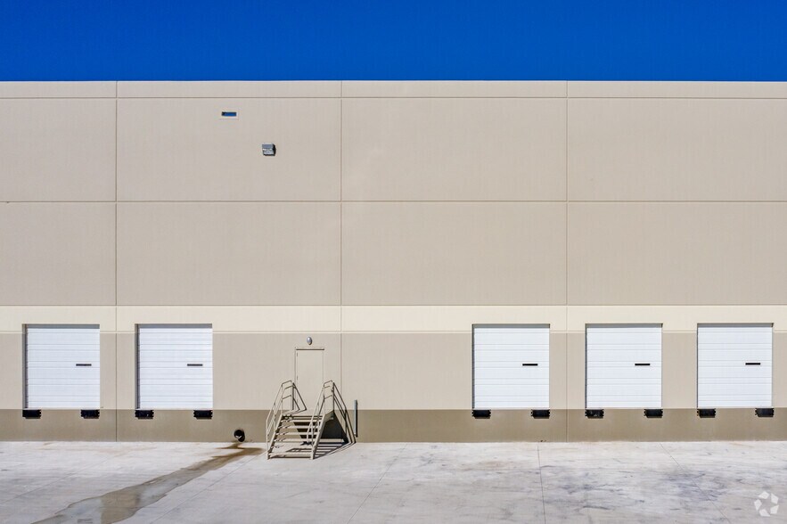 More Photos Of 10939 Fischer Rd, Von Ormy Warehouse For Lease