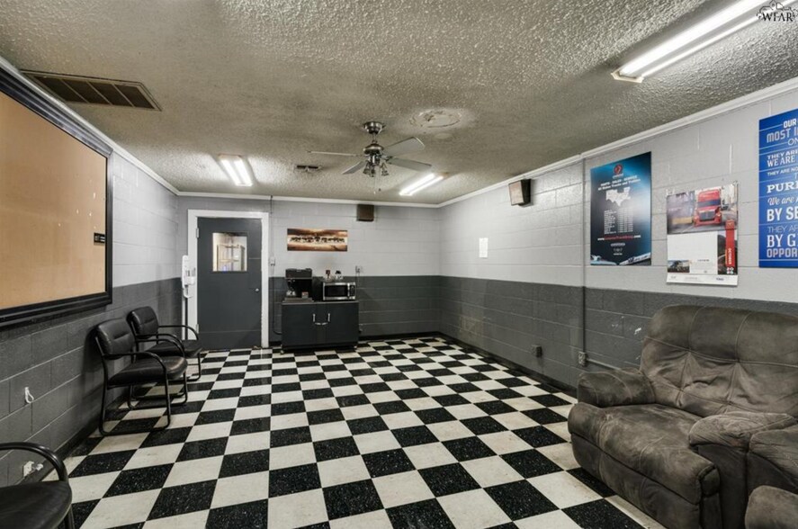 More Photos Of 2901 Jasper St, Wichita Falls Office For Sale