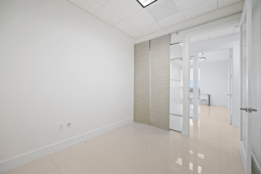 More Photos Of 175 SW 7th St, Miami Medical For Sale