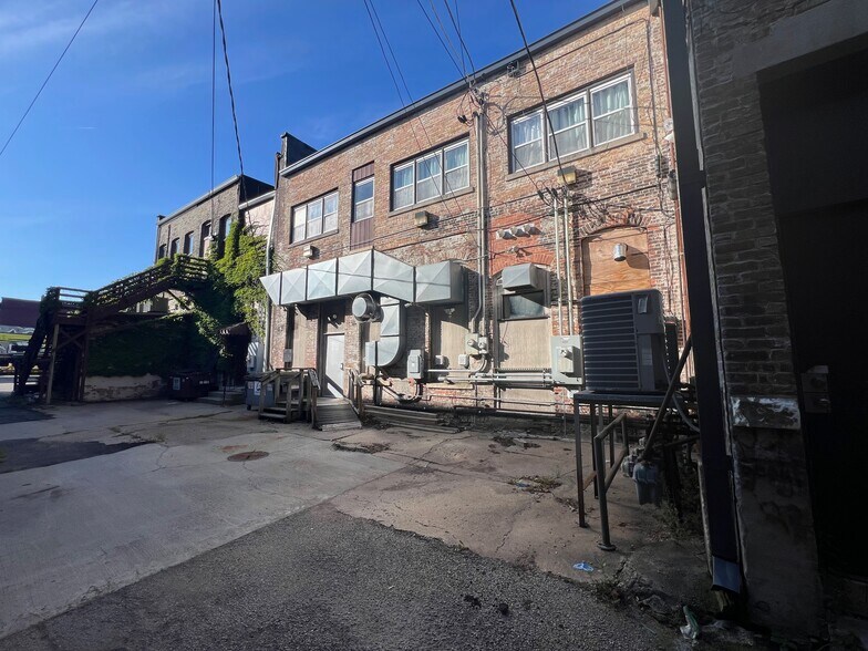 More Photos Of 418-420 E State St, Rockford Storefront For Sale