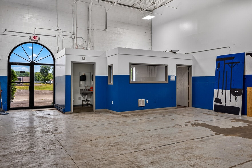 More Photos Of 34 Patria Rd, South Windsor Flex For Lease