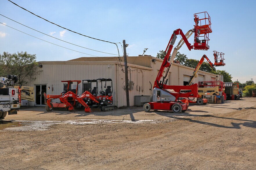 More Photos Of 2338-2354 Joe Field Rd, Dallas Industrial For Lease