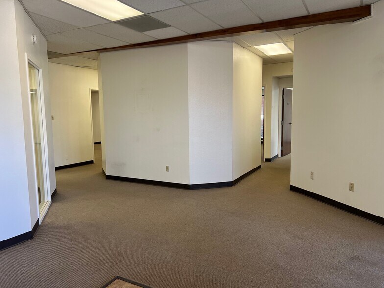 More Photos Of 4415-4417 71st St, Lubbock Office For Sale