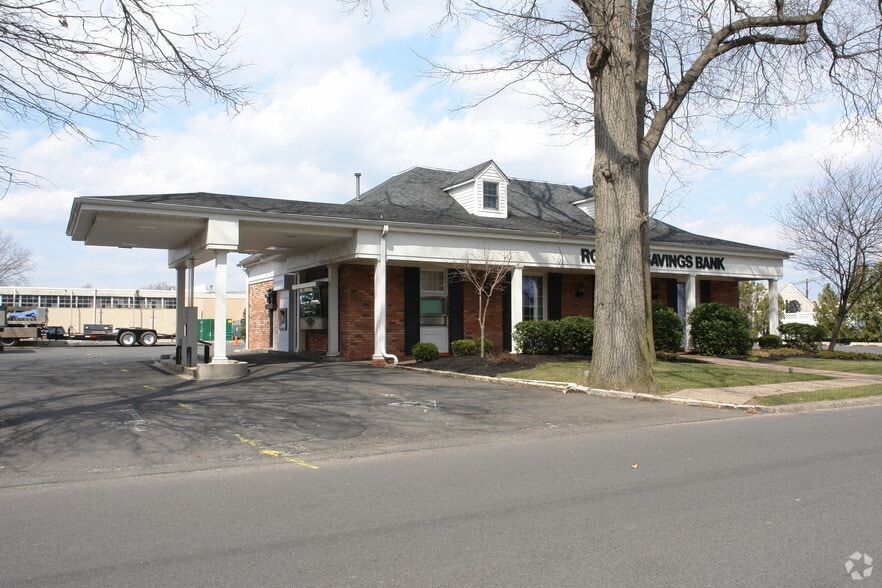 Primary Photo Of 655 Raritan Rd, Linden Bank For Lease