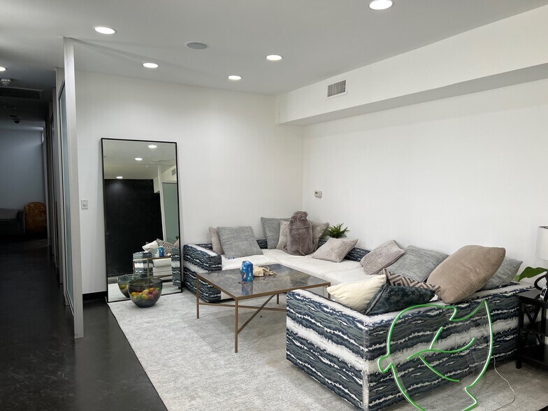 More Photos Of 5721 Cahuenga Blvd, North Hollywood Warehouse For Lease