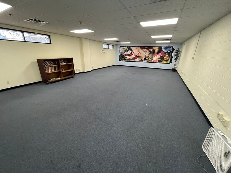 More Photos Of 615 S 5th St, Rockford Specialty For Lease