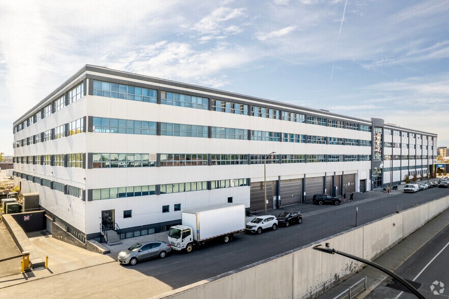 More Photos Of 4810 St Jean-Talon O, Montréal Flex For Sale