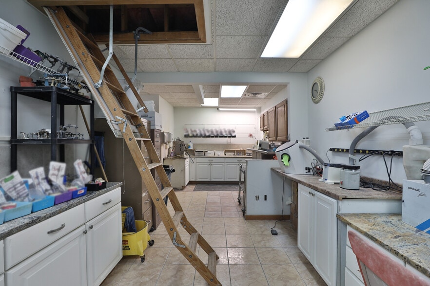 More Photos Of 2425 Deewood Dr, Columbus Medical For Sale