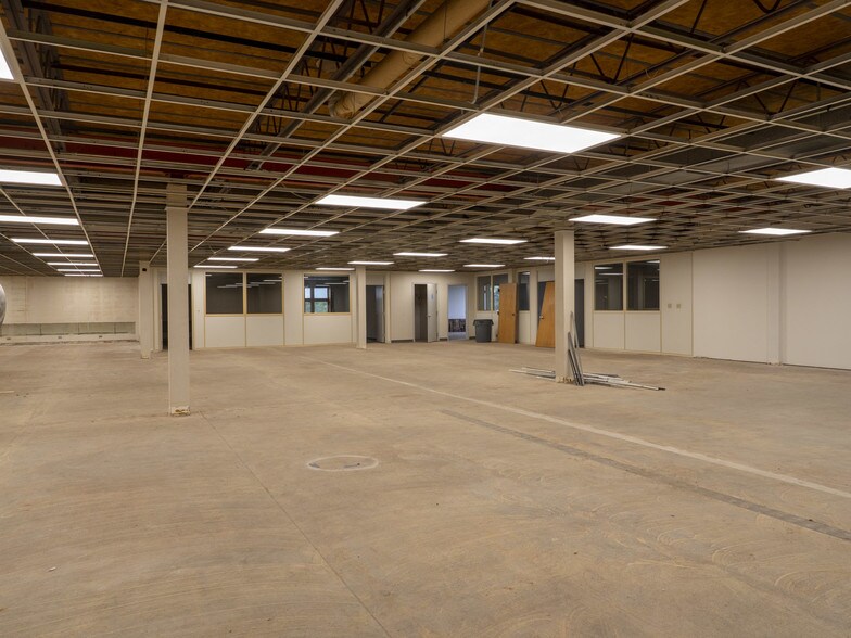 More Photos Of 13400 O St, Lincoln Manufacturing For Sale