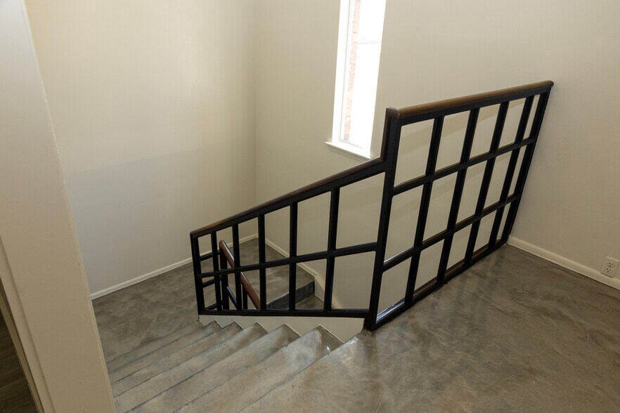 More Photos Of 307-311 Lombrano St, San Antonio Warehouse For Sale