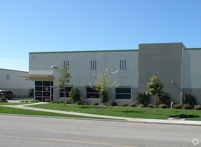 More Photos Of 311 Hearst Dr, Oxnard Warehouse For Lease
