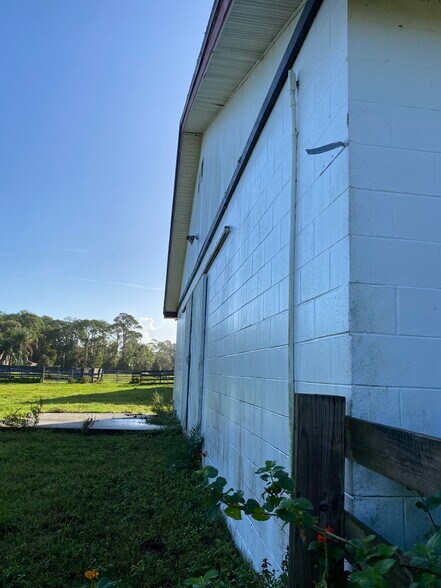 More Photos Of 878 Lake Mills Rd, Oviedo Warehouse For Lease