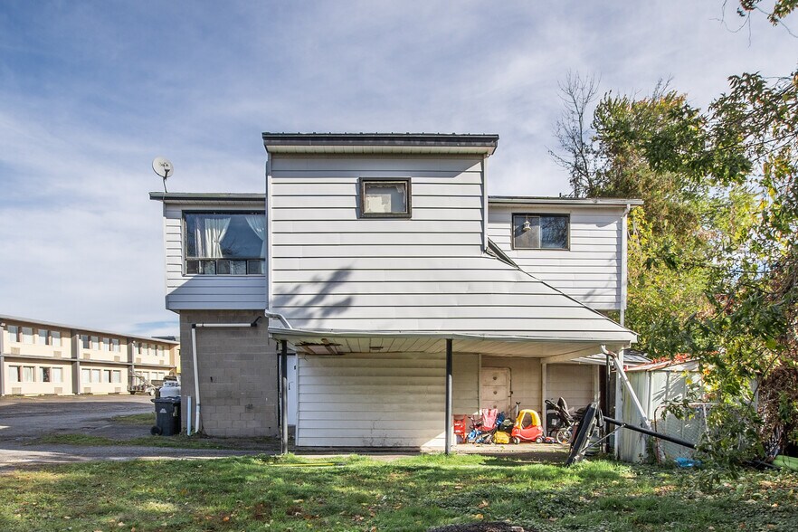 More Photos Of 146 Stewart Blvd, Brockville Light Manufacturing For Sale