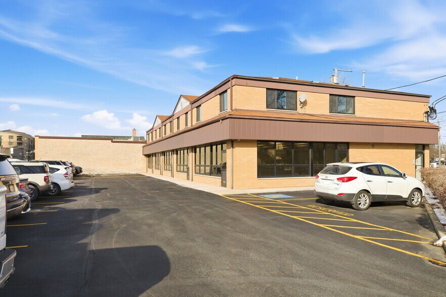 More Photos Of 6301 N Northwest Hwy, Chicago Storefront Retail Residential For Lease