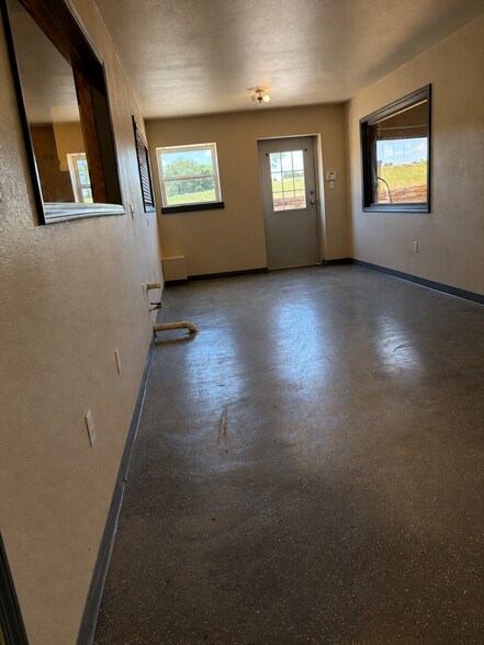 More Photos Of 2224 NW 32nd St, Newcastle Warehouse For Lease
