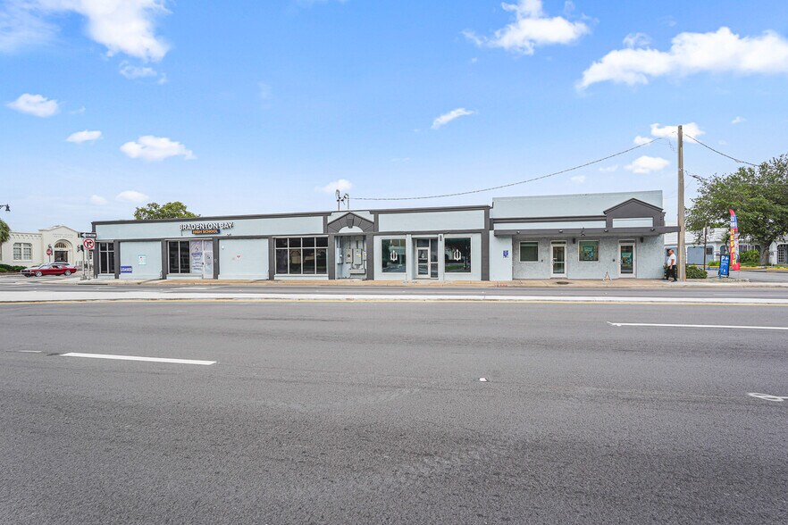 More Photos Of 817 Manatee Ave W, Bradenton Medical For Lease