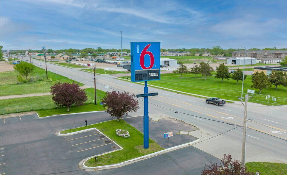 More Photos Of 1309 S Ohlman St, Mitchell Hotel For Sale