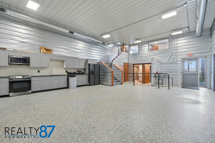 More Photos Of 4301 6th St SW, Cedar Rapids General Retail For Sale