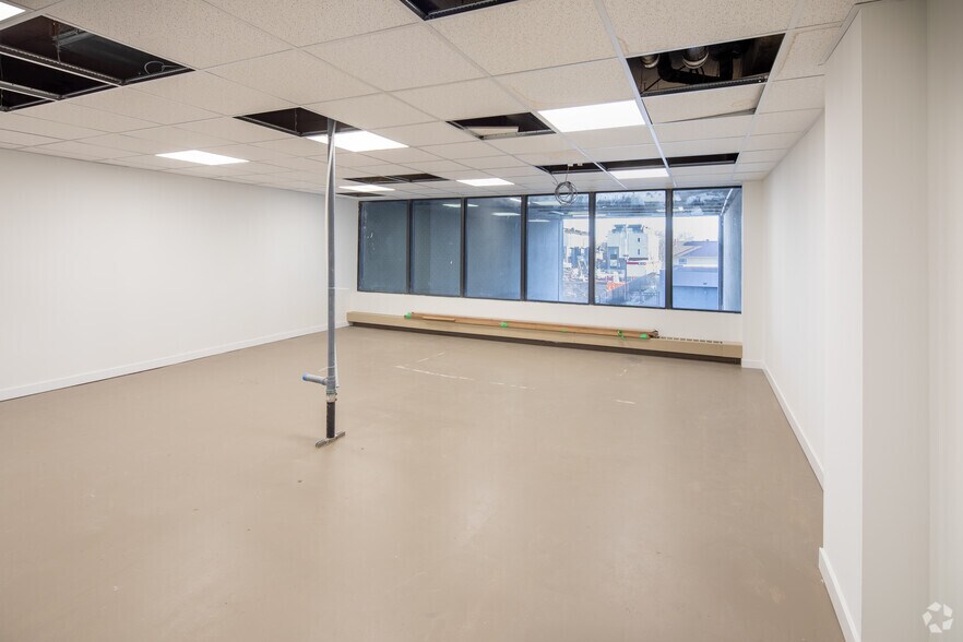 More Photos Of 621 Sheppard Ave E, Toronto Storefront Retail Residential For Lease