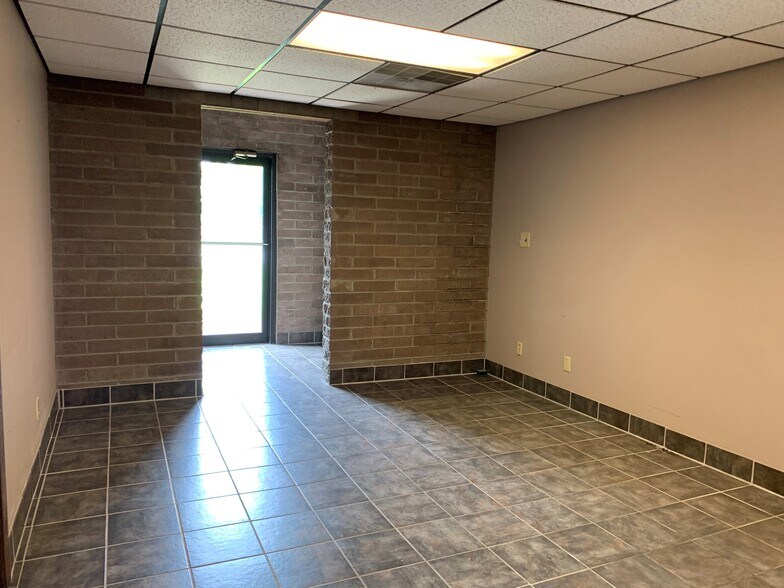 More Photos Of 105 Marc Dr, Cuyahoga Falls Warehouse For Lease